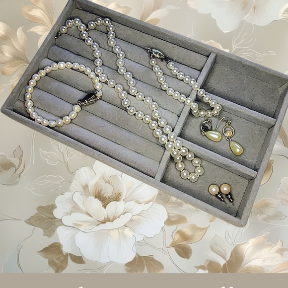 Elegant Pearl Necklace with Yellow Jewelry Box - Picture 2 of 12